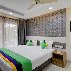 *** Hotel Treebo Shore Residency, 290 M From Lakeshore Hospital India